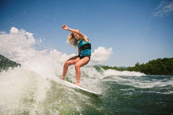 Malibu-20VTX-Wakesurfing