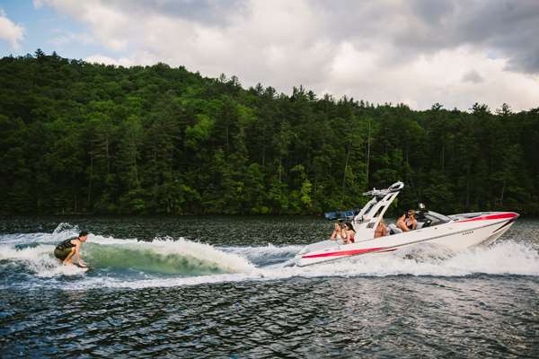 Malibu-21-VLX-Wakesurfing