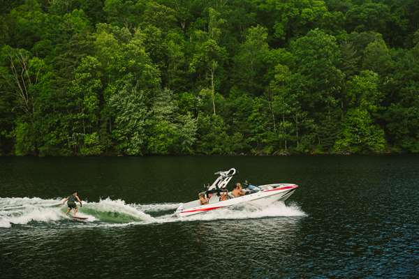 Malibu-21VLX-Wakesurfing