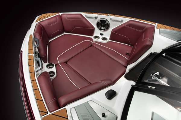 Malibu-22-LSV-Bow-Seating