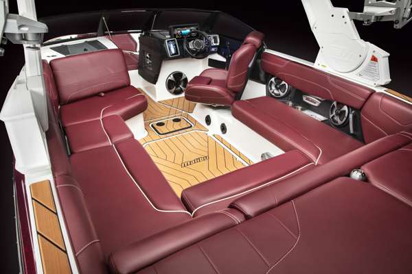 Malibu-22-LSV-Cockpit-Seating